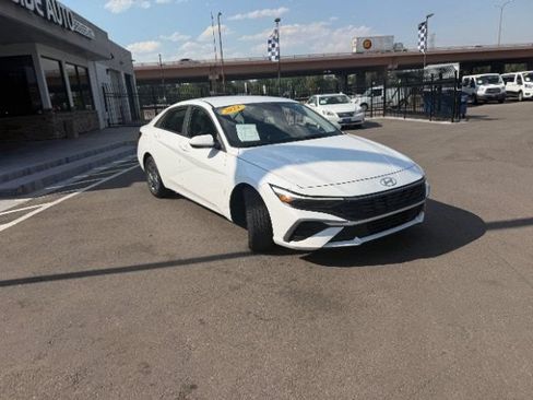 Used 2024 Hyundai Elantra SEL FWD image 25