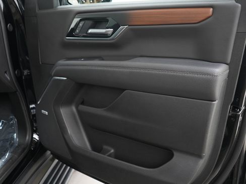 Used 2026 GMC Yukon Denali w/ Sun & Power Step Package AWD/4WD image 9