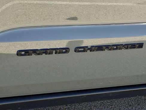 Used 2019 Jeep Grand Cherokee Laredo image 31