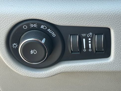 Used 2018 Chrysler Pacifica Touring-L FWD image 23