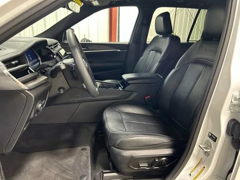 Used 2023 Jeep Grand Cherokee Overland AWD/4WD image 13