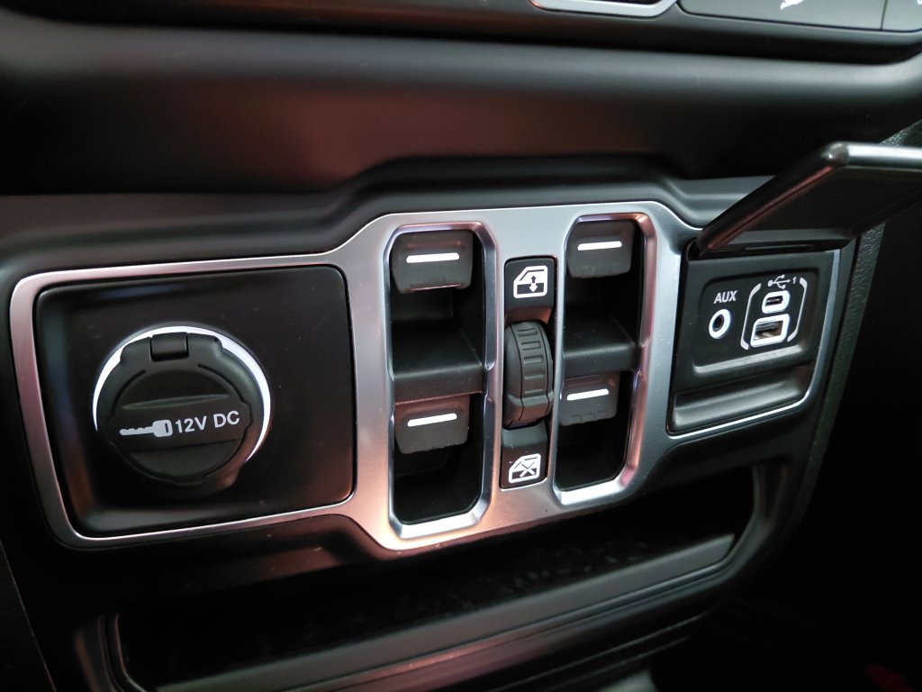 Used 2019 Jeep Wrangler Unlimited Sahara AWD/4WD image 30
