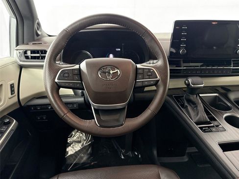 Certified 2021 Toyota Sienna Platinum image 33