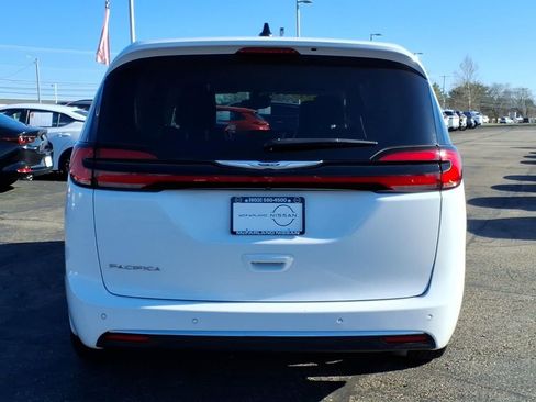 Used 2024 Chrysler Pacifica Touring-L image 4