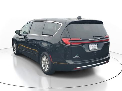 Used 2024 Chrysler Pacifica Touring-L FWD image 3