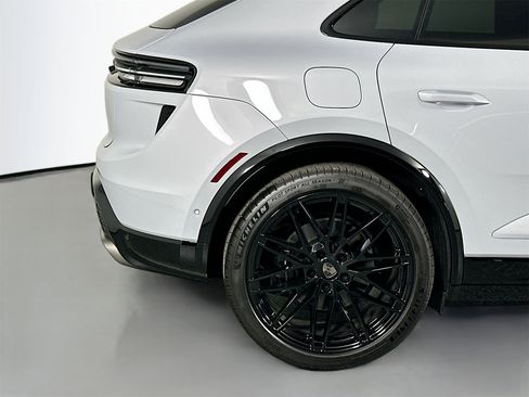 Certified 2025 Porsche Macan Turbo Electric image 13