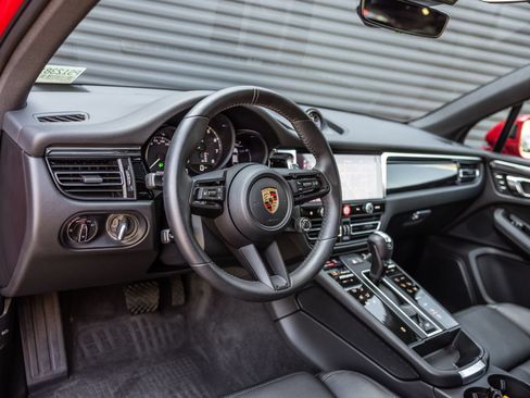 Certified 2026 Porsche Macan AWD/4WD image 4
