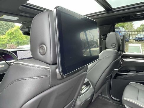 New 2026 Cadillac Escalade ESV Luxury AWD/4WD image 13
