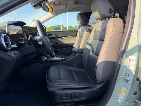 Used 2025 Chevrolet Trax ACTIV w/ Sunroof Package FWD image 14