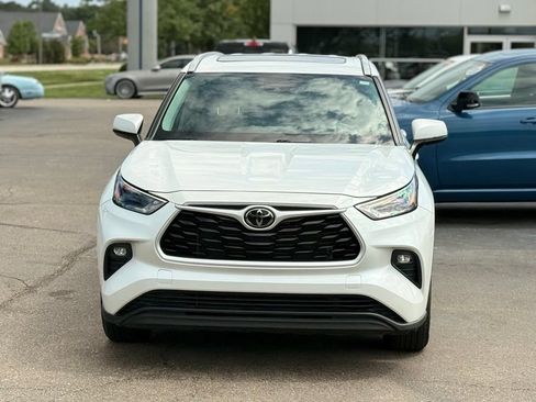 Used 2022 Toyota Highlander XLE AWD/4WD image 32