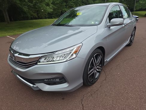 Used 2017 Honda Accord Touring image 7