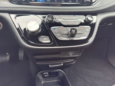 New 2027 Chrysler Pacifica Select w/ Family Tech Group AWD/4WD image 20