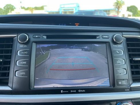 Used 2019 Toyota Highlander XLE FWD image 24