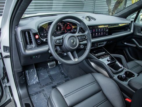 Used 2026 Porsche Cayenne Turbo AWD/4WD image 4