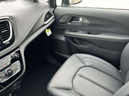 New 2026 Chrysler Pacifica Select image 11