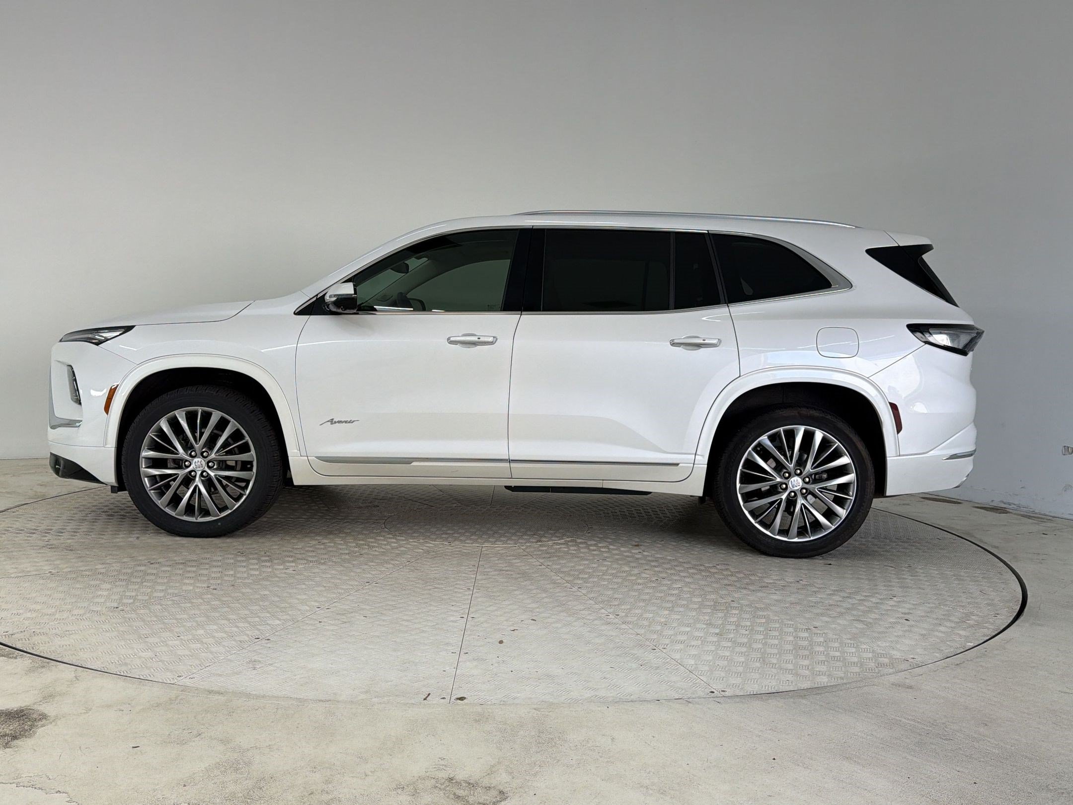 Used 2025 Buick Enclave Avenir AWD/4WD image 2