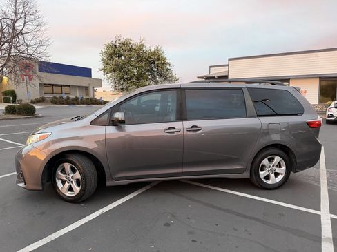 Used 2020 Toyota Sienna LE image 14