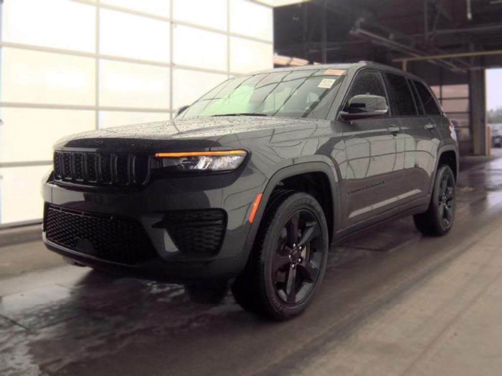 Used 2023 Jeep Grand Cherokee Altitude AWD/4WD image 1