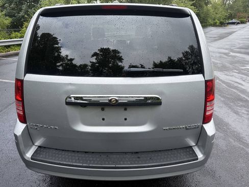 Used 2010 Chrysler Town & Country Touring FWD image 7