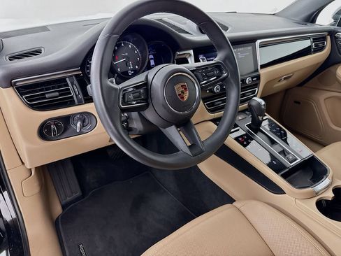 Certified 2025 Porsche Macan AWD/4WD image 4