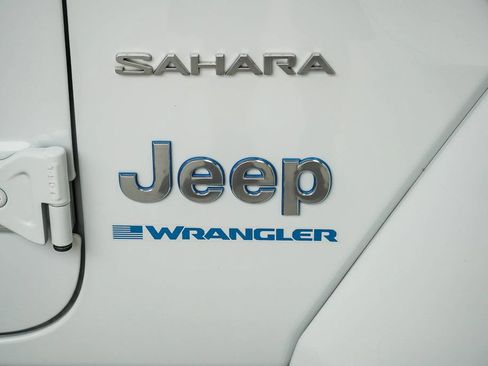 Used 2023 Jeep Wrangler Unlimited Sahara AWD/4WD image 9