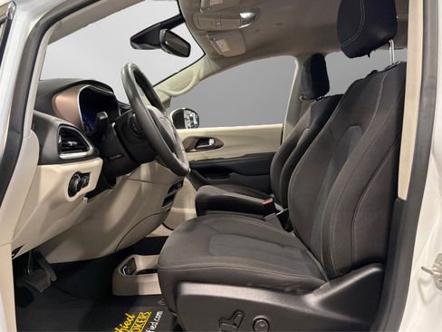 Used 2023 Chrysler Voyager LX FWD image 17