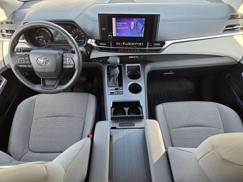 Used 2025 Toyota Sienna LE FWD image 13