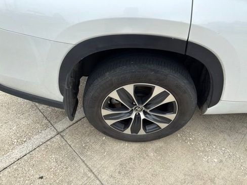 Certified 2024 Toyota Highlander XLE AWD/4WD image 8