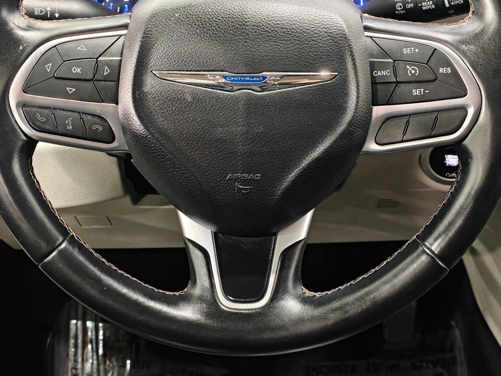 Used 2017 Chrysler Pacifica Touring-L FWD image 5