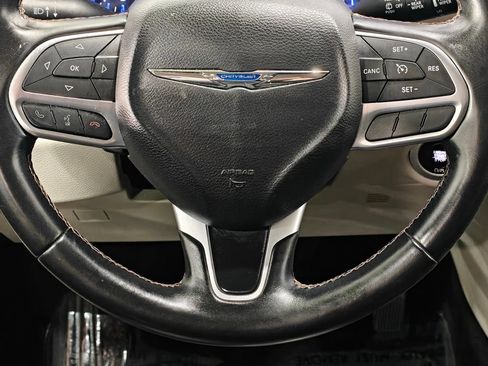 Used 2017 Chrysler Pacifica Touring-L FWD image 5