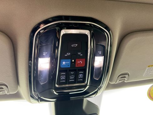 Used 2023 Jeep Grand Wagoneer Base image 19