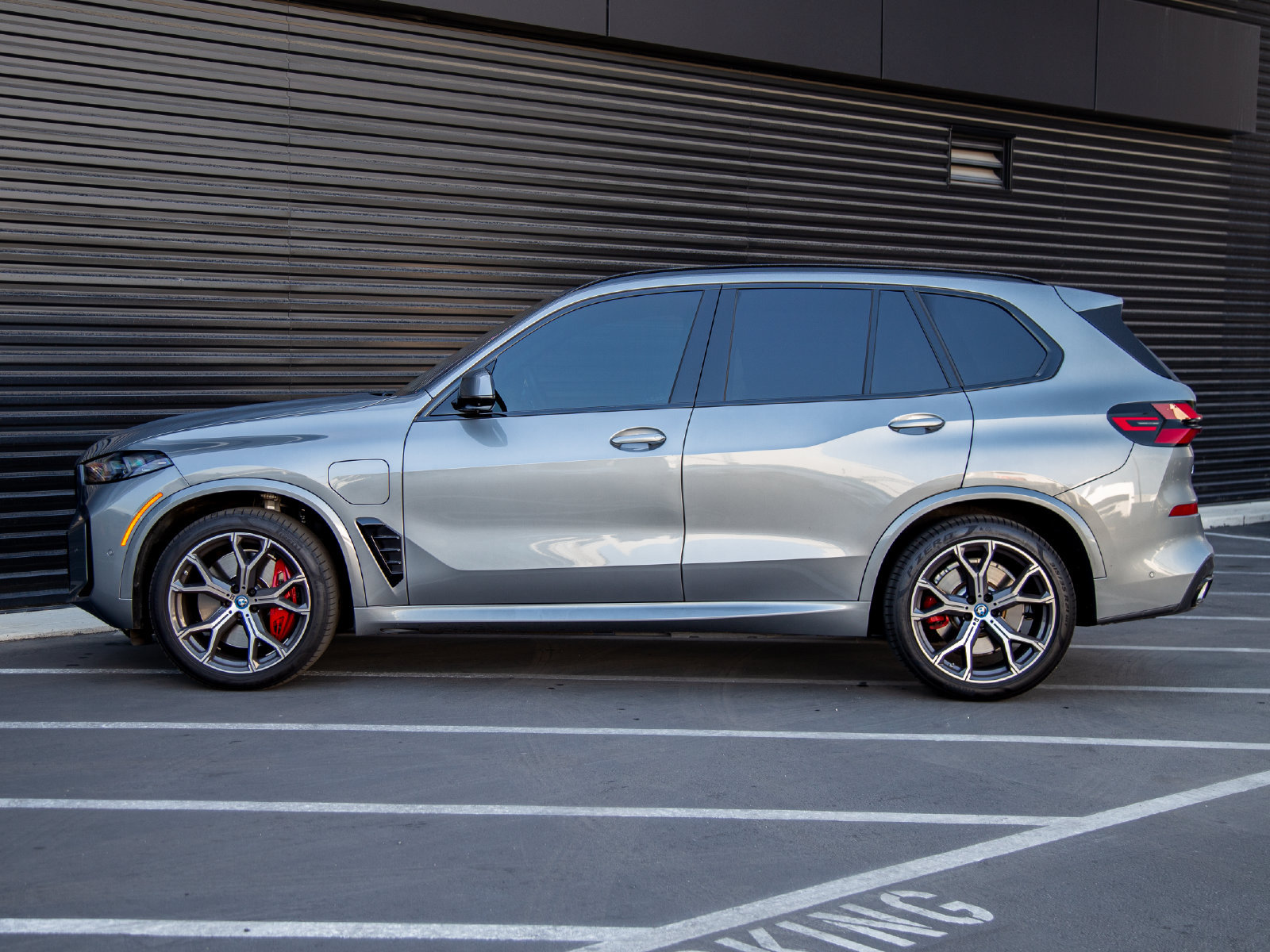 Used 2025 BMW X5 xDrive50e w/ M Sport Package AWD/4WD image 2
