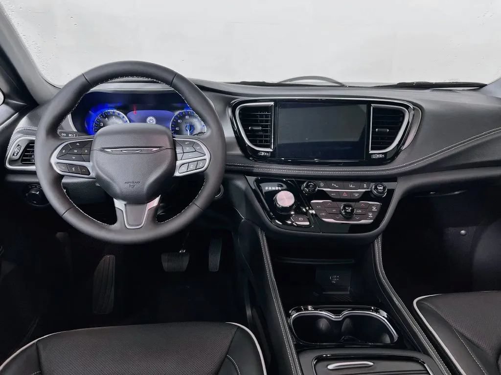 New 2027 Chrysler Pacifica Limited FWD image 24