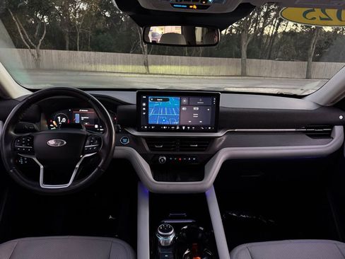 Used 2025 Ford Explorer Platinum w/ Ultimate Package image 24