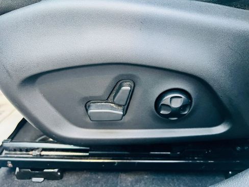 Used 2017 Jeep Compass Latitude w/ Cold Weather Group image 16