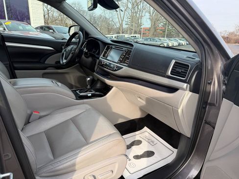 Used 2019 Toyota Highlander XLE AWD/4WD image 19
