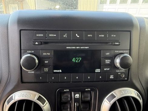 Used 2017 Jeep Wrangler Unlimited Sahara w/ Connectivity Group AWD/4WD image 15