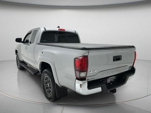 Used 2018 Toyota Tacoma SR5 AWD/4WD image 7