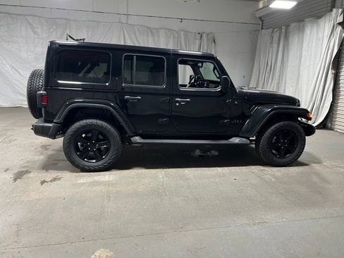 Used 2022 Jeep Wrangler Unlimited Sahara AWD/4WD image 8