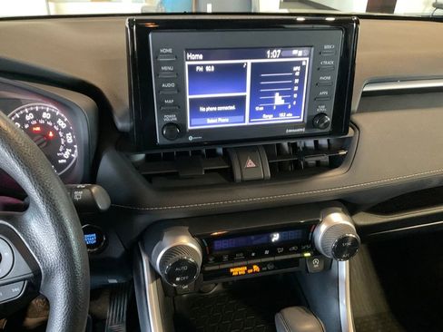 Used 2021 Toyota RAV4 XLE image 12