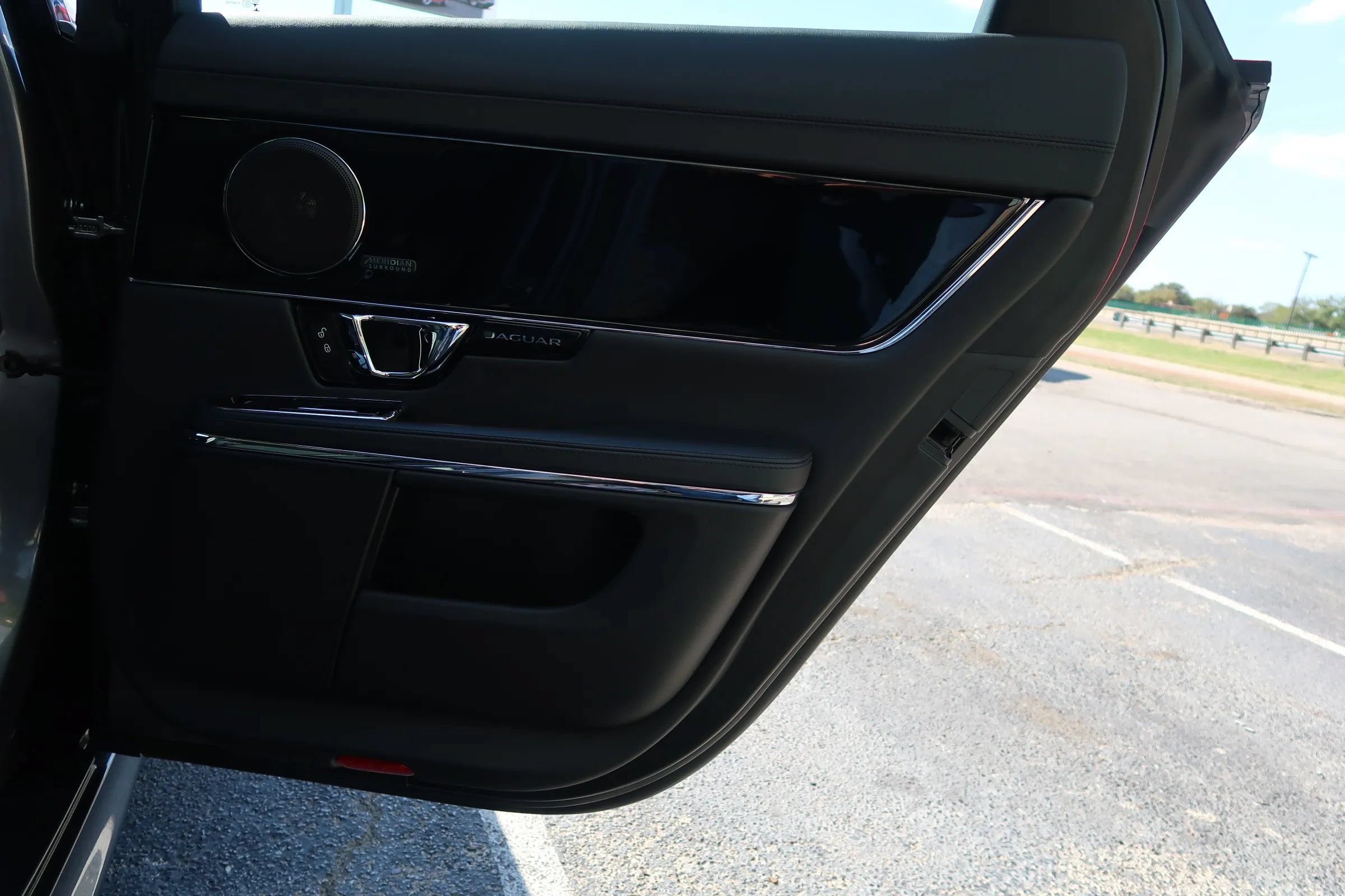 Used 2019 Jaguar XJ R-Sport RWD image 47