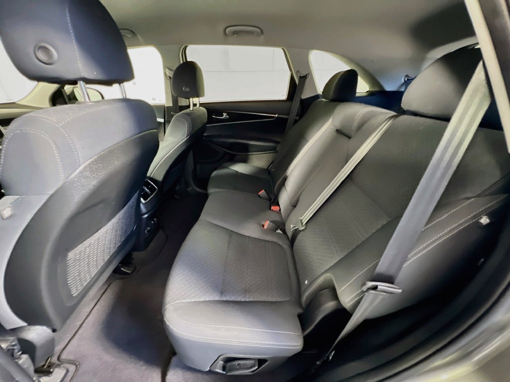 Used 2018 Kia Sorento FWD V6 image 23