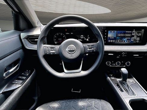 Used 2025 Nissan Kicks SV FWD image 4