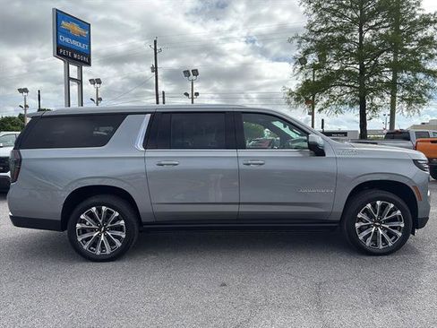 New 2026 Chevrolet Suburban High Country AWD/4WD image 4