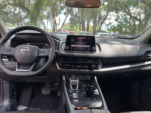 Used 2025 Nissan Rogue SV FWD image 34