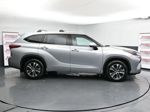 Used 2022 Toyota Highlander XLE image 9