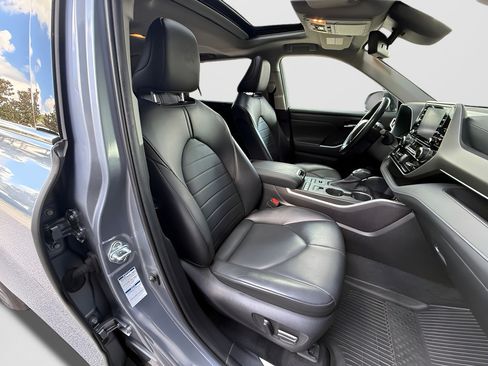 Used 2022 Toyota Highlander XLE AWD/4WD image 26