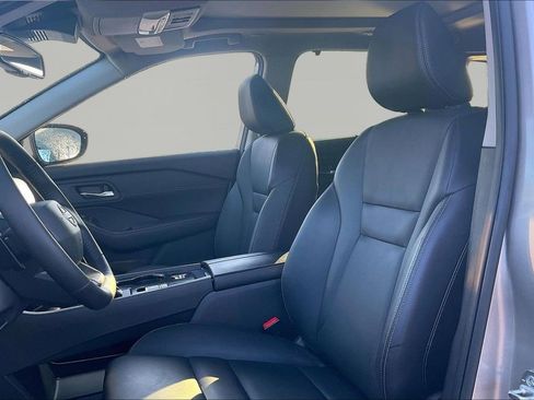 Used 2025 Nissan Rogue SL w/ Tech Package image 24