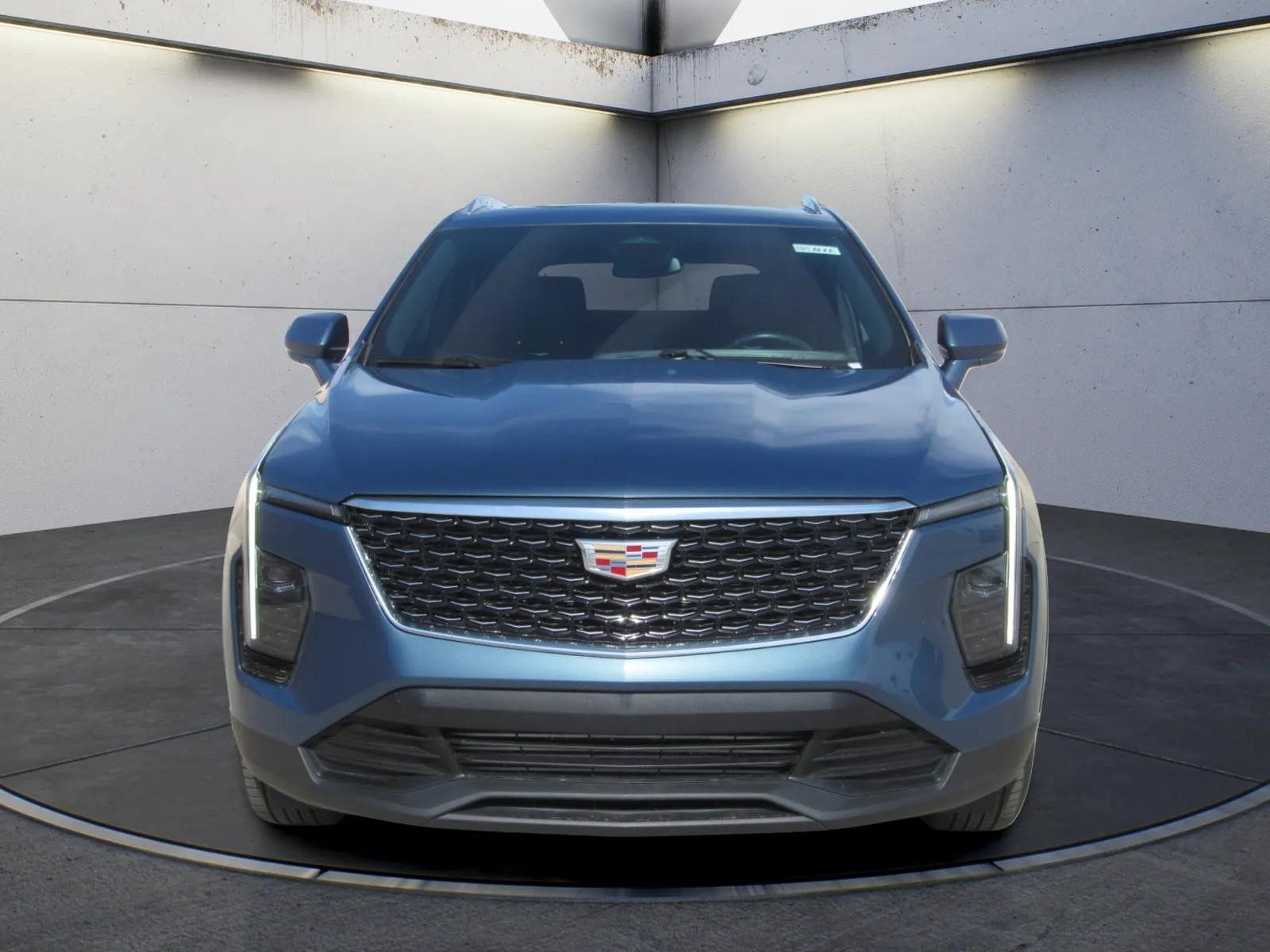 Used 2024 Cadillac XT4 Luxury w/ Cold Weather Package FWD image 3