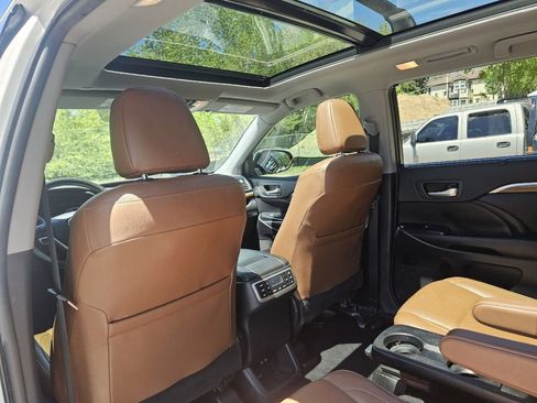 Used 2019 Toyota Highlander Limited Platinum AWD/4WD image 27